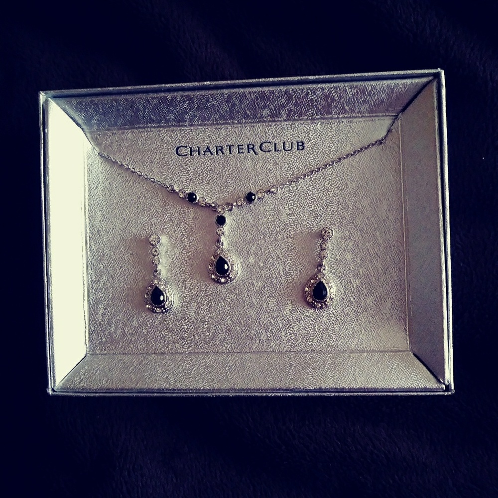 Beautiful dressy Necklace and Earrings.. - Picture 3 of 4